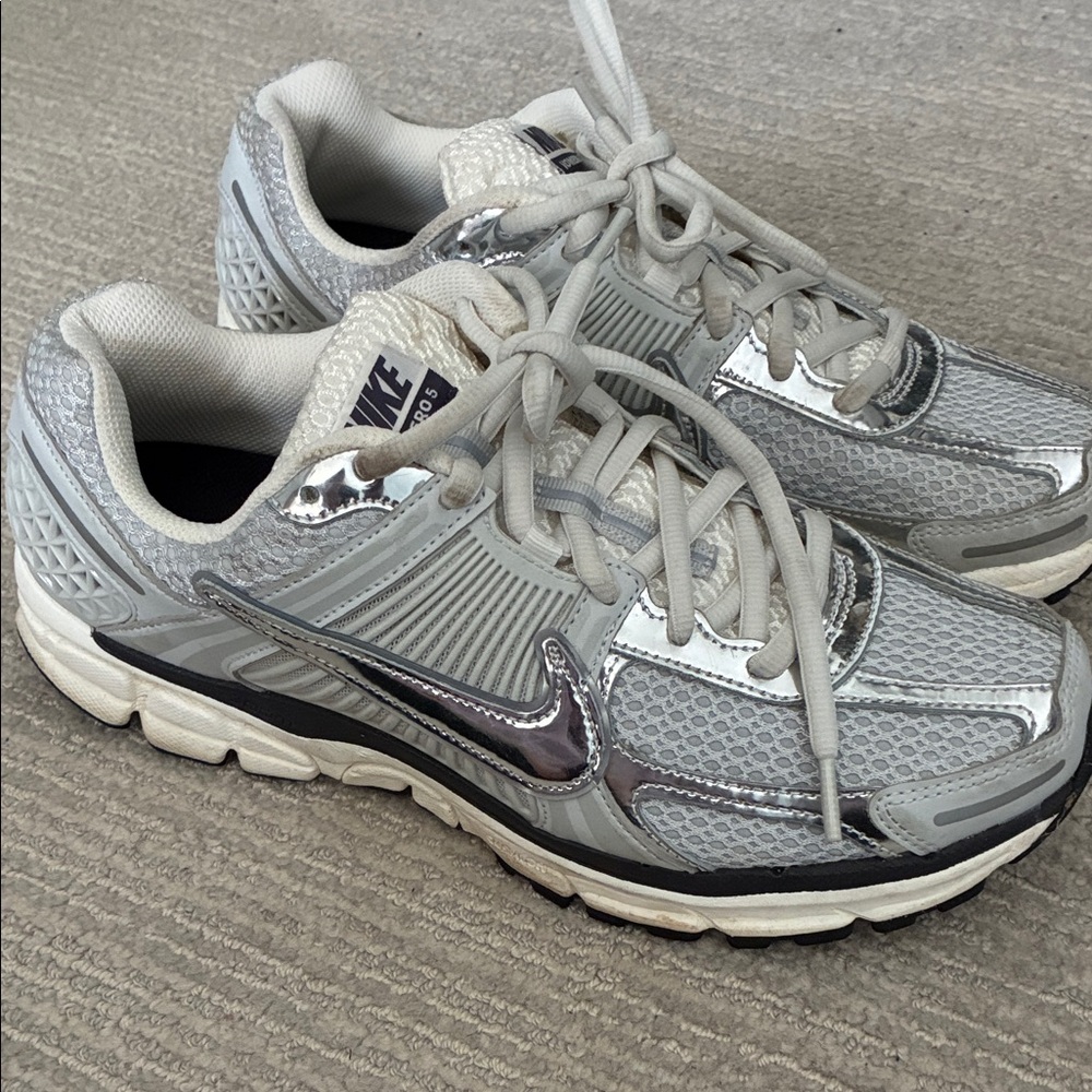Nike Zoom Vomero 5
Nike Women's Silver and Gray Sneakers women’s 12.5 men’s 11